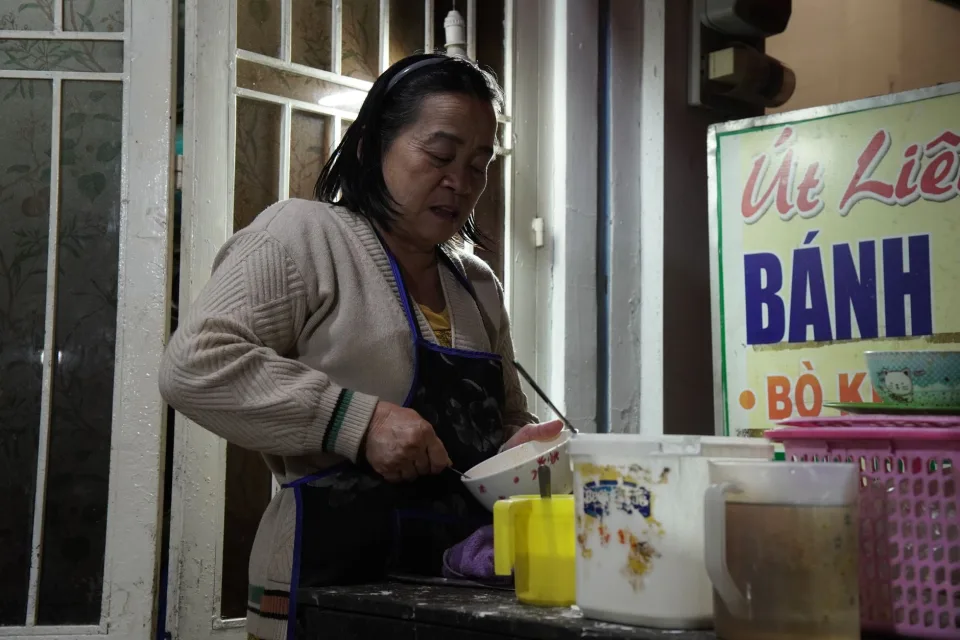 Bàn khách ngồi ăn